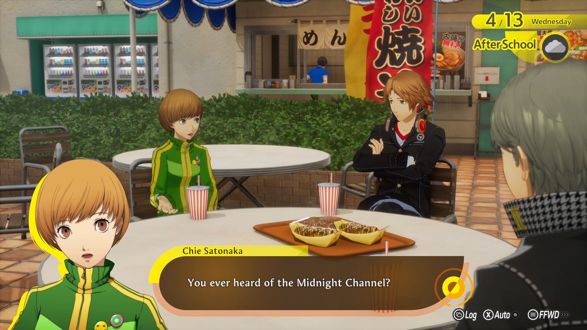 Chie và Yukiko ngồi trò chuyện ở quán ăn ngoài trời trong Persona 4 Revival